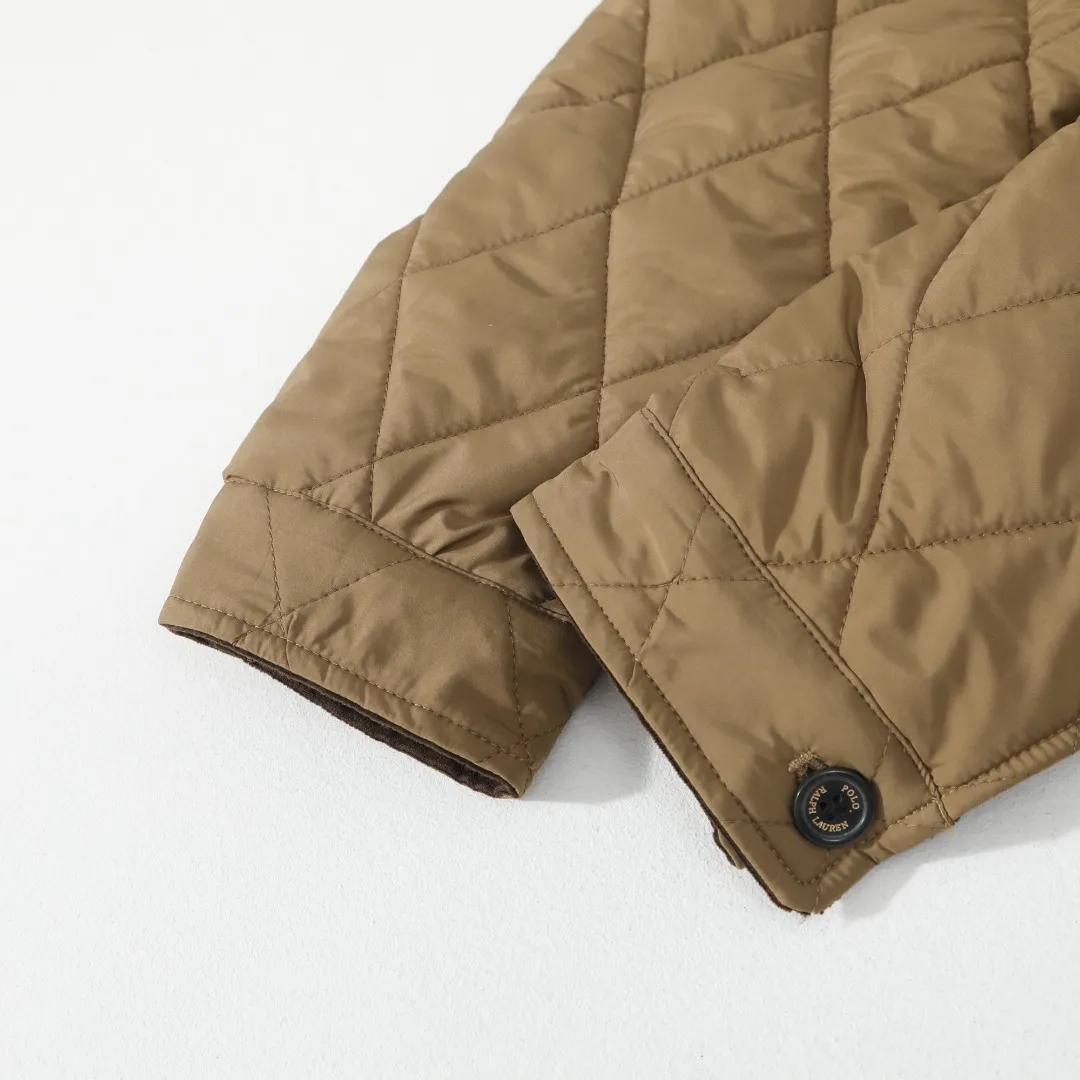 P370 #R50 Ralph Lauren/Ralph Lauren classic old money style workwear rhombus retro cotton jacket. Inspired by retro workwear, it reshapes the contemporary British style. Imported machine-pressed diamond quilting technology, every quilting line is accurately aligned, and the details are full of ingenuity; three-dimensional tailoring creates a neat H-shaped silhouette, and it can still remain light and straight when worn in multiple layers in autumn and winter. Customized metal buttons, low-key embellished textured corduroy lapel design, full of retro atmosphere, 37.5° temperature control black technology, breathable and moisture-proof, locks in temperature and sweat, waterproof and snow-proof fabric, no fear of bad weather, anti-run cotton patented technology, warm and soft, long-wearing without deformation, five high-end colors: navy | khaki | black | green | brown, easily suitable for commuting, leisure, and travel. Wearing one piece gives off a calm temperament of "old money style", and you can have both style and warmth in low-temperature weather.  Color: Navy blue, black, khaki, military green, brown Size: S M L
